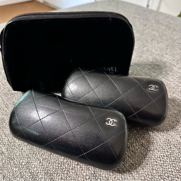 EUC CHANEL COSMETIC BAG - Picture 12 of 12